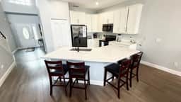 Modern Kitchen -Close to parks - TVs in all rooms!