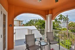 Hibiscus Hideaway B - Top Floor Unit