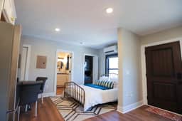 Modern Queen Studio at the Victorian - Unit B