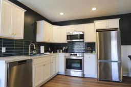 Modern Queen Studio at the Victorian - Unit B