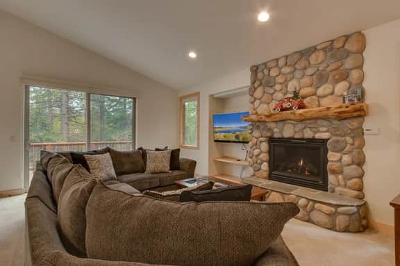 Lukins Lodge by the Lake | Hot Tub