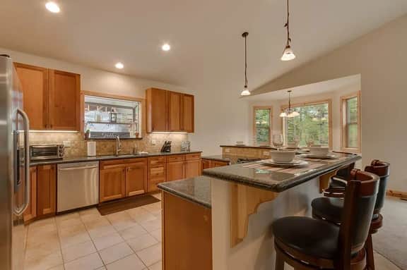Lukins Lodge by the Lake | Hot Tub