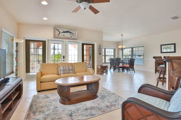 Hibiscus Hideaway B - Top Floor Unit