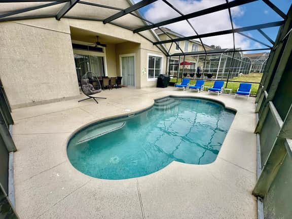 Convenient to restaurants, pool, golf views
