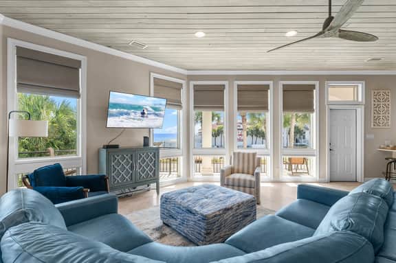 Belleza Del Mar with Game Room and Lakefront Pool