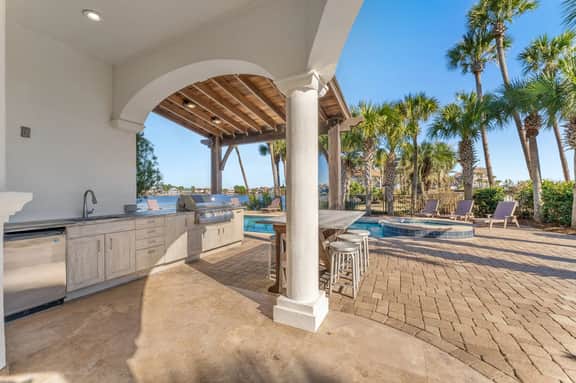 Belleza Del Mar with Game Room and Lakefront Pool