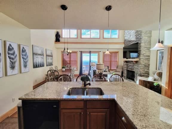 New! Peaceful Mountain Views, Deck, Trails nearby