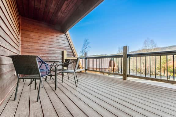 Beautiful Lofted Condo, Centrally Located
