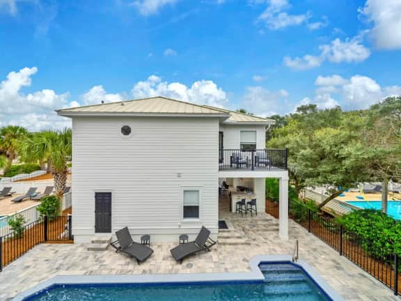 Sea-N-Double with Private Pool and Carriage House