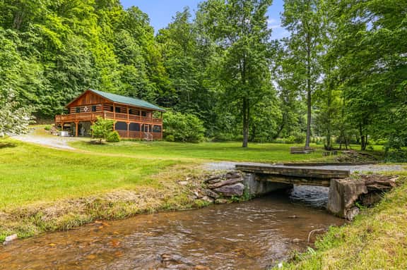 Creekside Cabin - Golf and Snow Skiing Access