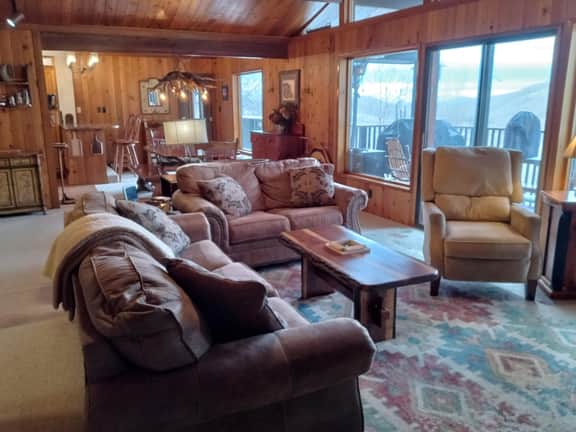 Lovely Cabin - Sleeps 12 - Close to Hatley Pointe
