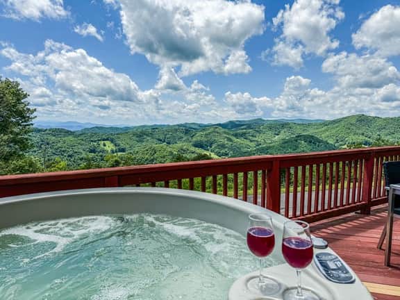 3BR Mountain Retreat with Hot Tub Near Slopes