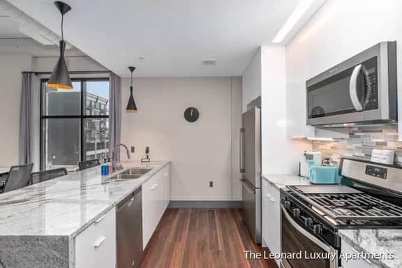 1 Queen Bedroom w/ City Views - Leonard Building