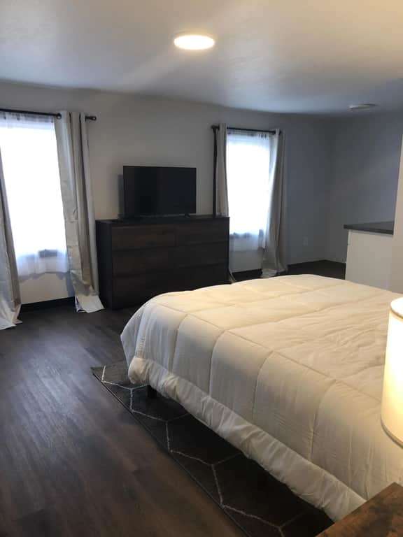 Spacious Private Queen Studio Near Downtown