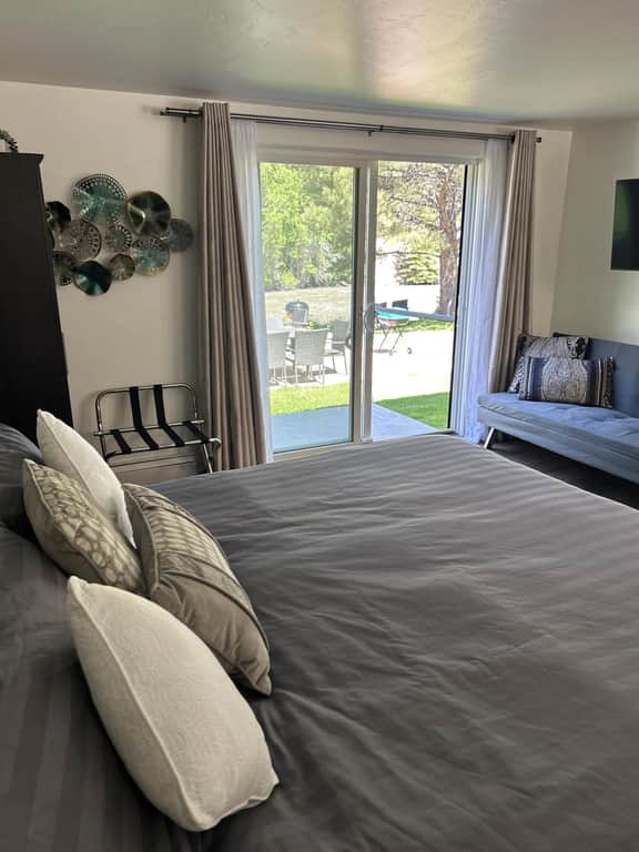 Riverside Mountain Retreat