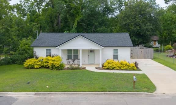 Clanton Cottage - A Modern Getaway in Thomasville