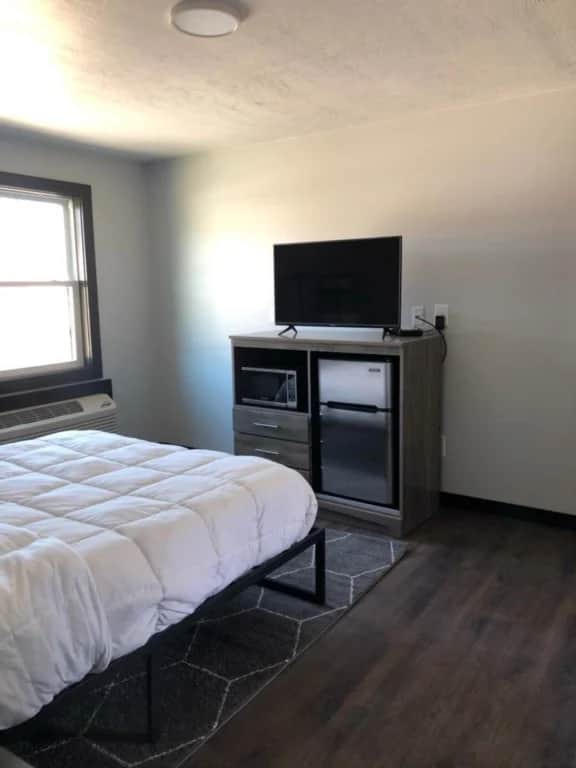 Cozy Updated Queen Ground Floor Studio