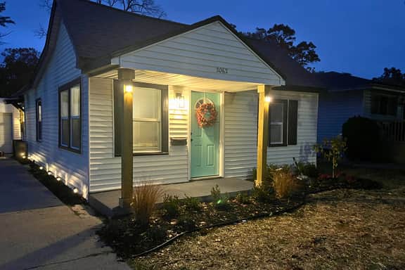 The Cozy Mitten – 2 Bedroom/1 Bath, Fenced Yard
