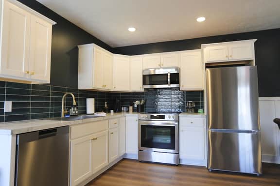 Modern Queen Studio at the Victorian - Unit B