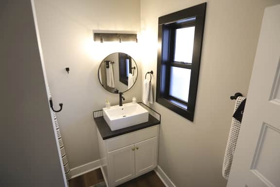 Modern Queen Studio at the Victorian - Unit B