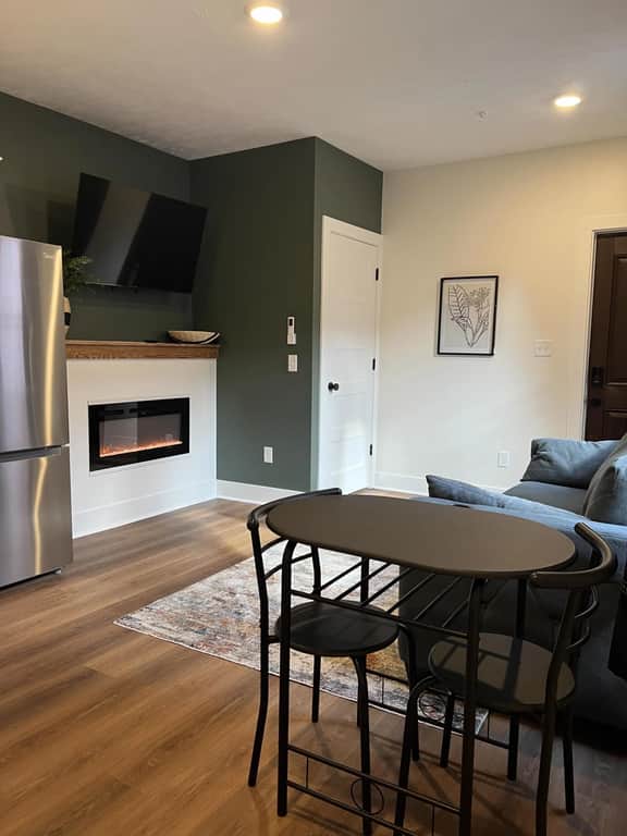 Urban Queen Apartment at The Victorian Unit D