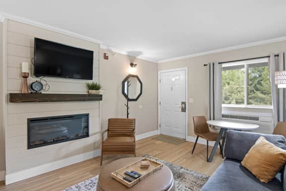 Cozy, Renovated Legends Fountain View - Unit 208