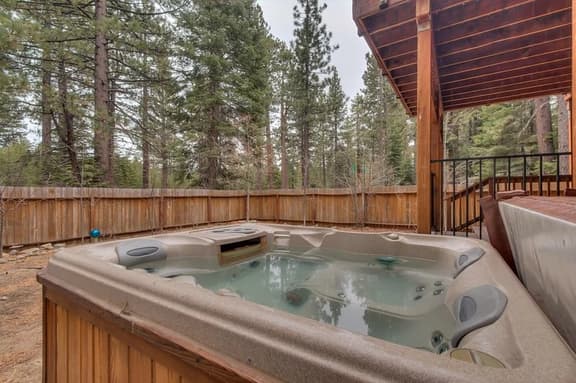 Lukins Lodge by the Lake | Hot Tub