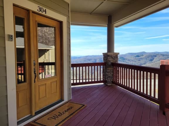 New! Peaceful Mountain Views, Deck, Trails nearby