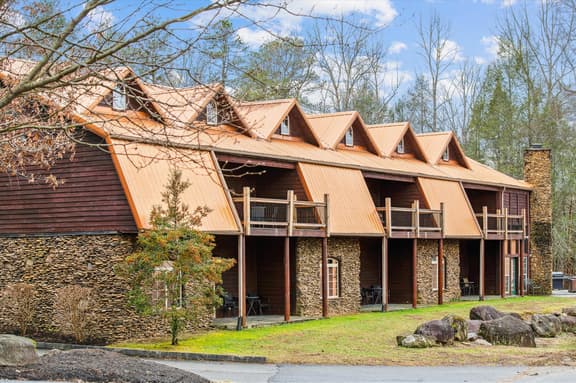 Beautiful Lofted Condo, Centrally Located