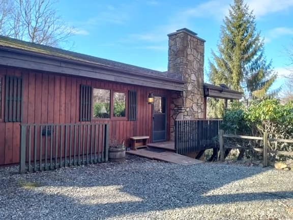 Lovely Cabin - Sleeps 12 - Close to Hatley Pointe