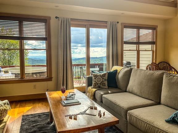 3BR Mountain Retreat with Hot Tub Near Slopes