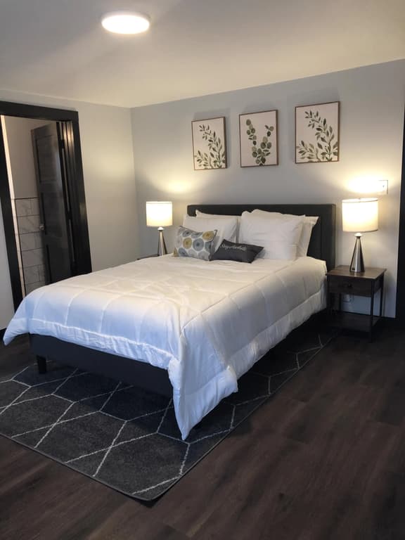 Spacious Private Queen Studio Near Downtown