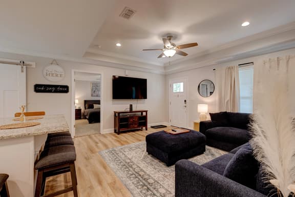 Clanton Cottage - A Modern Getaway in Thomasville