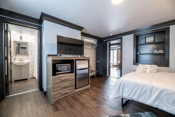 Queen Studio, Ground Floor Near Downtown Muskegon