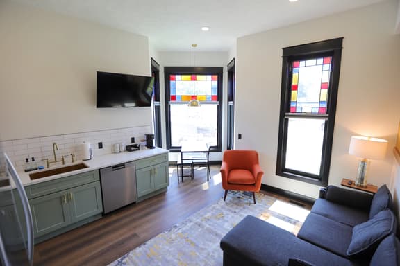 Chic Queen Apartment at the Victorian Unit A
