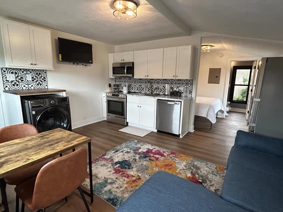 Victorian Queen Getaway Unit C + Washer/Dryer