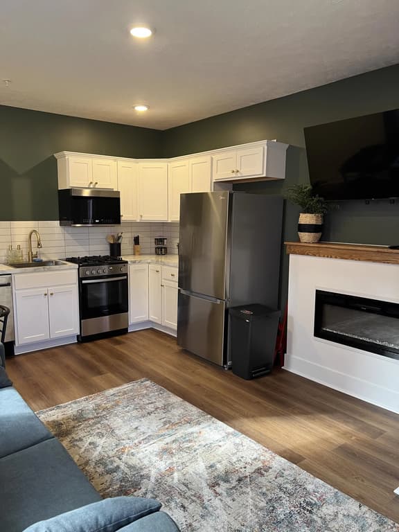 Urban Queen Apartment at The Victorian Unit D